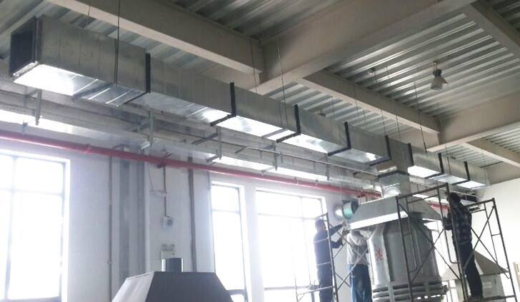 五星級酒店的防火與防排煙系統 上次簡單介紹了山東金光集團通過公平競標方式獲得通州區五星級酒店的整體中央空調從通風，制冷，防排煙等工程的安裝施工，那么今天說一下酒店的防火與防排煙系統。當然離不開消防排煙風機和防排煙防火閥設備的。 通風空調系統原則上按使用功能及防火分區劃分為若干系統，風管穿越防火分區及變形縫等處設電動排煙